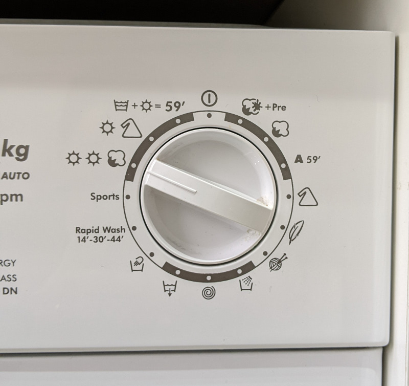 The knob has many settings that are only distinguishable by the rotation angle of the main twisty thing. This condensor dryer is hard to use.